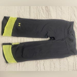 Under Armour leggings pants 3/4 length hit just below the knee
